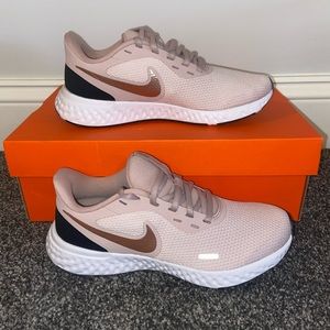 Women’s Nike revolution 5 shoes